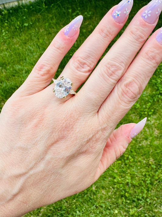 Liora Luxe Oval Three-Stone Ring